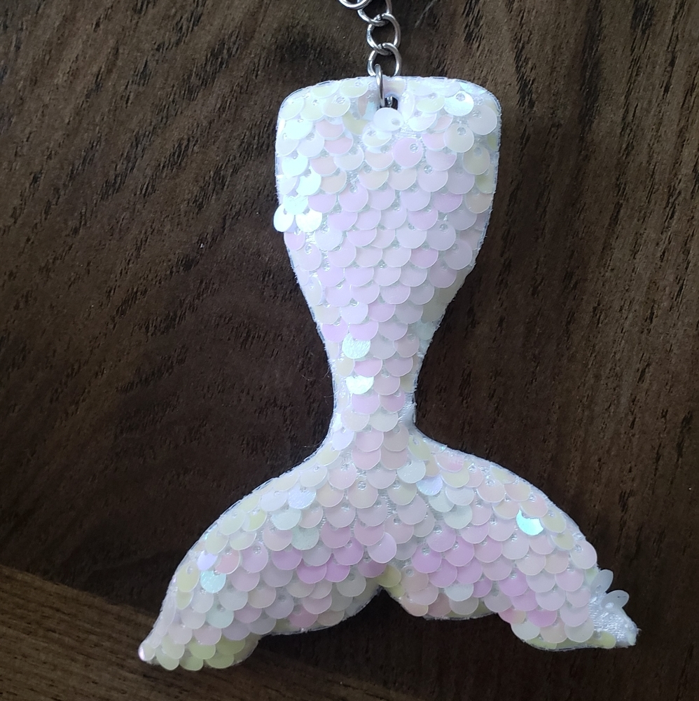 🌟 2 / $8 Vibrant white mermaid keychain